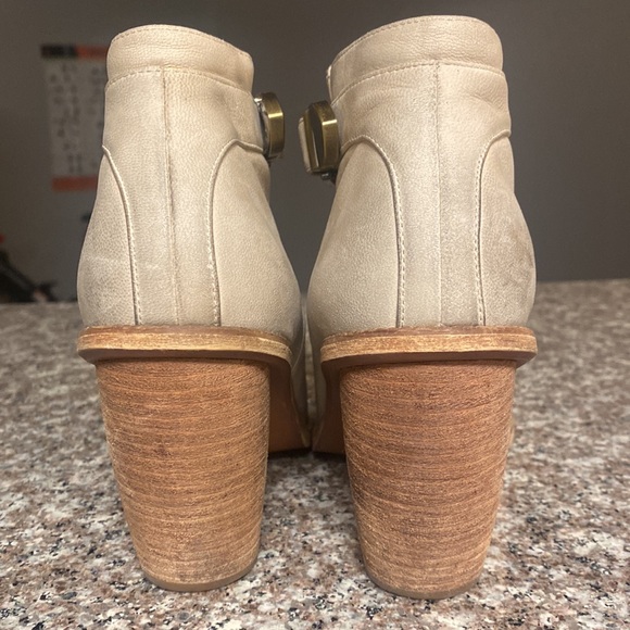 CLEARANCE! | Hinge ankle booties beige tan color - Picture 5 of 8